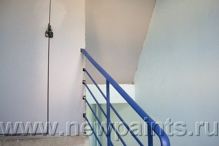 Лестничная площадка ЖСК в Крылатском. Стены и потолок - Внутренняя краска, перила - «Резиновая» краска.