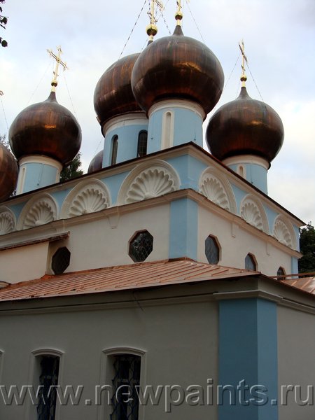 Храм Святой Троицы в Шереметьево. Фасад: штукатурка на полимер-бетоне, шпатлевка, голубая и белая фасадная краска. Белая лепнина на полимер-бетоне.