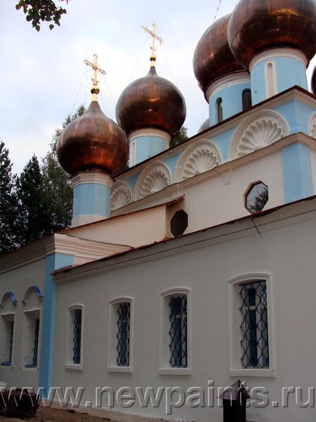 Храм Святой Троицы в Шереметьево. Фасад: штукатурка на полимер-бетоне, шпатлевка, голубая и белая фасадная краска. Белая лепнина на полимер-бетоне.