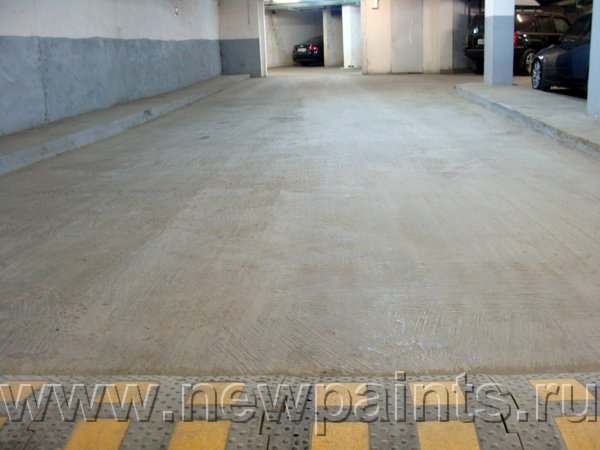 Устройство полов в подземном гараже с помощью полимер-бетона. Толщина цементной стяжки 1-3 мм.