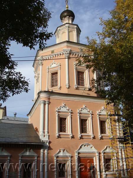 Церковь Живоначальной Троицы в Хохловском переулке, Москва. Розовая и белая фасадные краски, красный антикор на железной двери.