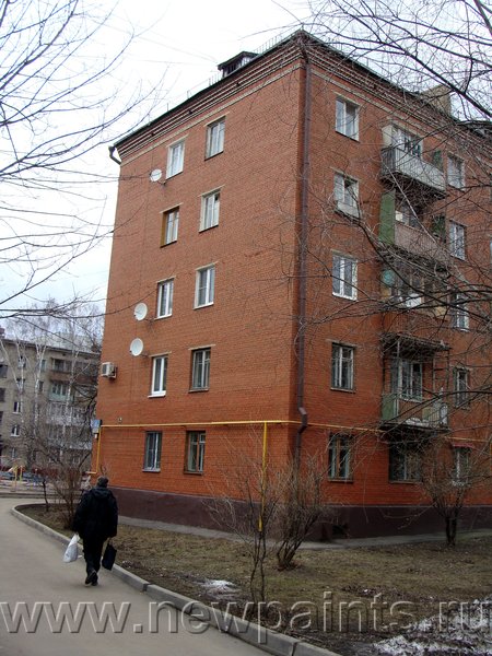 Окраска фасада до второго этажа, цоколя и газовой трубы Резиновой краской. Москва, Балтийская, 9.