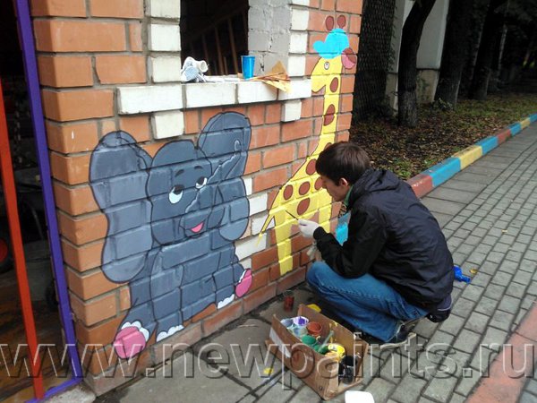 Создание слонов и жирафов в Детском доме №13 (Москва) в очень сырую погоду. Энтузиаст разрисовывает всё Резиновой краской.