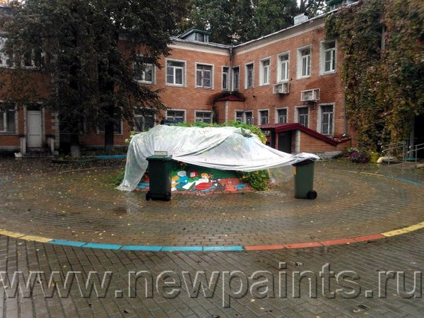 Сказка про Репку выполнена Резиновыми красками. Защита от дождя полиэтиленовой плёнкой. 
Было очень сыро, шёл дождь, но краска высохла, хотя влажность была около 100%.
