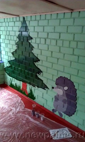 Рисунок на стене павильона в детском доме выполнен Резиновыми красками. 